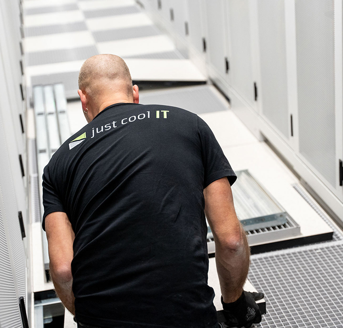 verhoogde-vloer-leggen-in-serverruimte